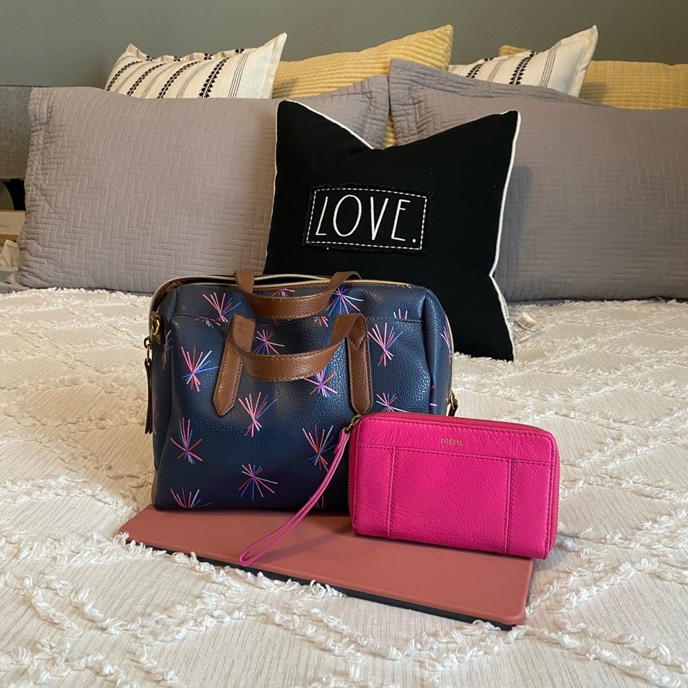 Fossil Navy and Pink Satchel Bag comes with the wallet